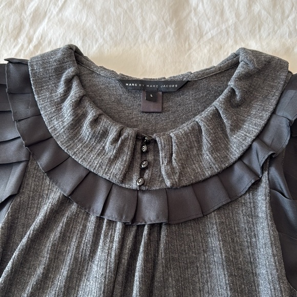 Cute grey ribbed sleeveless top with 4 jet button closure and black pleated edge - Picture 3 of 10